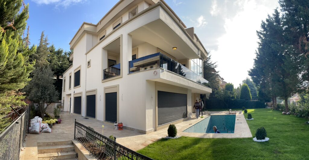 The Seascape Villas project constitutes one of the first urban interventions in this very unique context, a landscape dominated by mountains and sea.