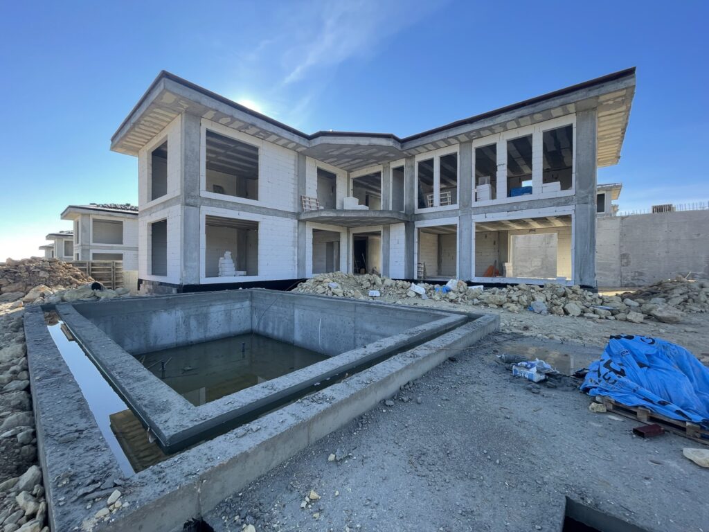 The Seascape Villas project constitutes one of the first urban interventions in this very unique context, a landscape dominated by mountains and sea.