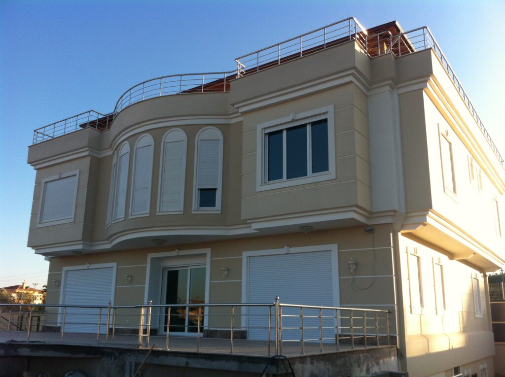 The Seascape Villas project constitutes one of the first urban interventions in this very unique context, a landscape dominated by mountains and sea.