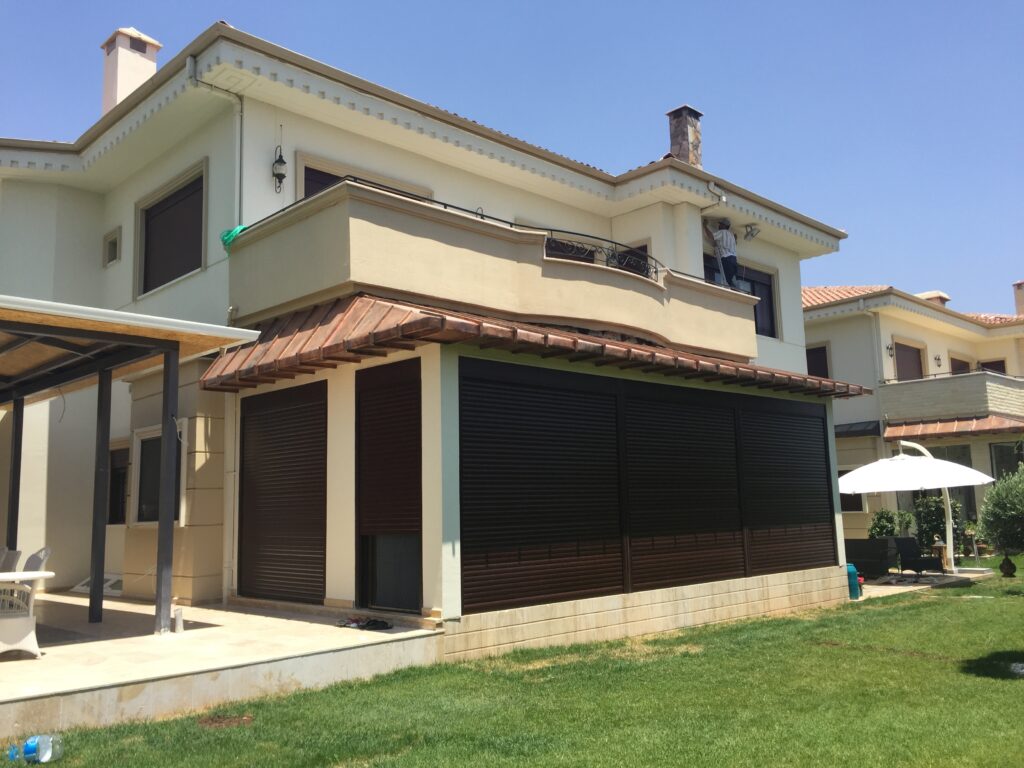 The Seascape Villas project constitutes one of the first urban interventions in this very unique context, a landscape dominated by mountains and sea.